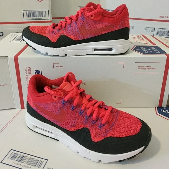 Nike Shoes - AWESOME barely used condtion NIKE AirMax